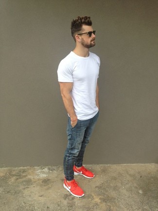 Rote und weiße Sportschuhe kombinieren – 112 Herren Outfits: Tragen Sie ein weißes T-Shirt mit einem Rundhalsausschnitt und grauen Jeans für ein Alltagsoutfit, das Charakter und Persönlichkeit ausstrahlt. Wenn Sie nicht durch und durch formal auftreten möchten, wählen Sie roten und weißen Sportschuhe.