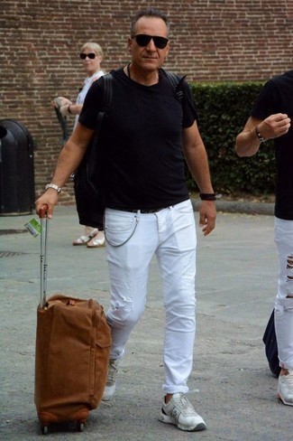 50 Jährige: Weiße Jeans kombinieren – 3 Lässige Sommer Herren Outfits: Kombinieren Sie ein schwarzes T-Shirt mit einem Rundhalsausschnitt mit weißen Jeans für einen entspannten Wochenend-Look. Machen Sie diese Aufmachung leger mit weißen Sportschuhen. Was für eine tolle Sommer-Outfit Idee!