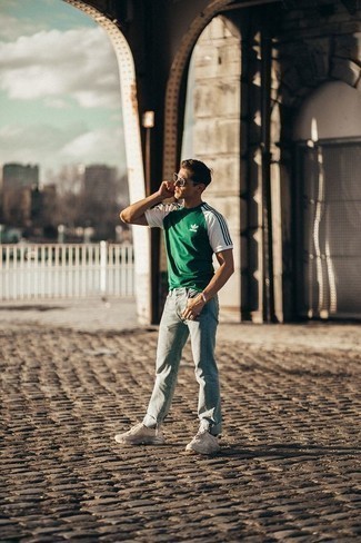 Beige Sportschuhe kombinieren – 500+ Herren Outfits: Ein grünes bedrucktes T-Shirt mit einem Rundhalsausschnitt und hellblaue Jeans sind das Outfit Ihrer Wahl für faule Tage. Fühlen Sie sich mutig? Ergänzen Sie Ihr Outfit mit beige Sportschuhen.
