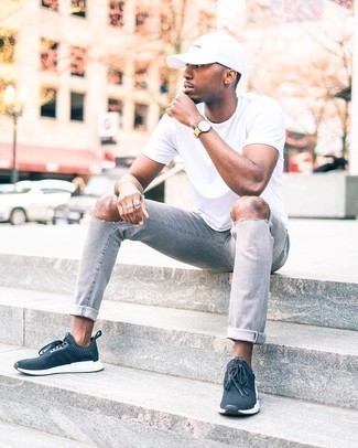 Graue Jeans mit Destroyed-Effekten kombinieren – 500+ Herren Outfits: Für ein bequemes Couch-Outfit, vereinigen Sie ein weißes T-Shirt mit einem Rundhalsausschnitt mit grauen Jeans mit Destroyed-Effekten. Dunkelblaue und weiße Sportschuhe fügen sich nahtlos in einer Vielzahl von Outfits ein.