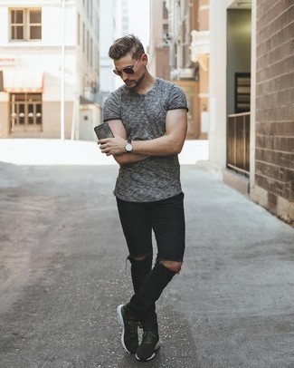 Dunkelgrüne Sportschuhe kombinieren – 189 Herren Outfits: Tragen Sie ein graues T-Shirt mit einem Rundhalsausschnitt und schwarzen Jeans mit Destroyed-Effekten für einen entspannten Wochenend-Look. Vervollständigen Sie Ihr Look mit dunkelgrünen Sportschuhen.