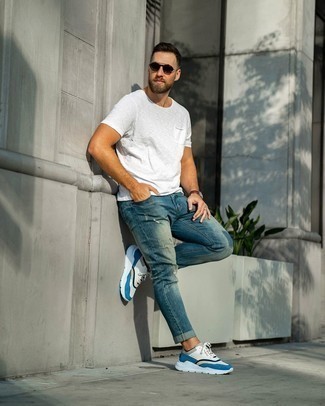 Braune Lederuhr kombinieren – 500+ Herren Outfits: Für ein bequemes Couch-Outfit, kombinieren Sie ein weißes T-Shirt mit einem Rundhalsausschnitt mit einer braunen Lederuhr. Schalten Sie Ihren Kleidungsbestienmodus an und machen weißen und blauen Sportschuhe zu Ihrer Schuhwerkwahl.