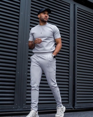 Graue Uhr kombinieren – 500+ Herren Outfits: Kombinieren Sie ein graues T-Shirt mit einem Rundhalsausschnitt mit einer grauen Uhr für einen entspannten Wochenend-Look. Graue Sportschuhe sind eine einfache Möglichkeit, Ihren Look aufzuwerten.