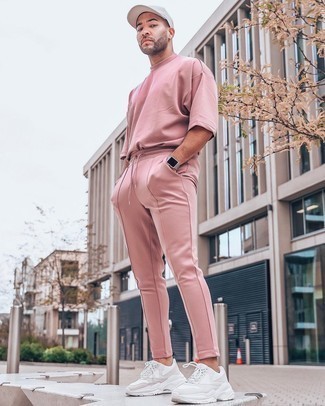 Rosa Jogginghose kombinieren – 10 Herren Outfits: Für ein bequemes Couch-Outfit, erwägen Sie das Tragen von einem rosa T-Shirt mit einem Rundhalsausschnitt und einer rosa Jogginghose. Weiße Sportschuhe fügen sich nahtlos in einer Vielzahl von Outfits ein.