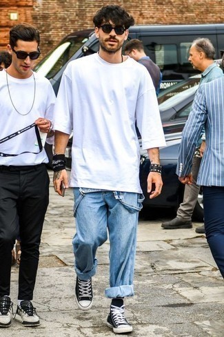 weißes T-Shirt mit einem Rundhalsausschnitt, hellblaue Jeans Latzhose, schwarze und weiße hohe Sneakers aus Segeltuch, schwarzer und weißer bedruckter Bandana für Herren