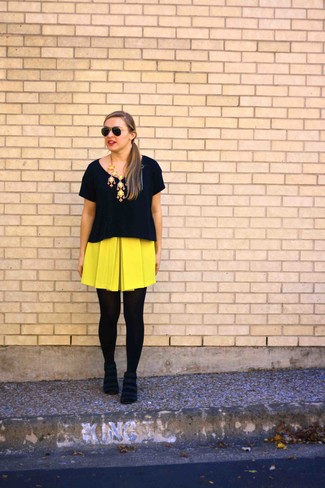 Gelben Minirock kombinieren – 25 Damen Outfits: Probieren Sie die Kombination aus einem schwarzen T-Shirt mit einem Rundhalsausschnitt und einem gelben Minirock, um ein entspanntes Outfit zu erzielen, der in der Garderobe der Frau nicht fehlen darf. Schalten Sie Ihren Kleidungsbestienmodus an und machen schwarzen Keilstiefeletten aus Leder zu Ihrer Schuhwerkwahl.
