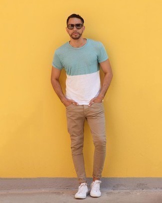 mintgrünes T-Shirt mit einem Rundhalsausschnitt, beige Jeans, weiße Segeltuch niedrige Sneakers, braune Sonnenbrille für Herren
