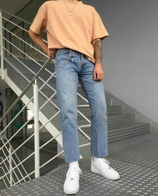 Orange T-shirt kombinieren – 81 Casual Herren Outfits heiß Wetter: Entscheiden Sie sich für ein orange T-shirt und hellblauen Jeans, um einen lockeren, aber dennoch stylischen Look zu erhalten. Fühlen Sie sich ideenreich? Komplettieren Sie Ihr Outfit mit weißen Leder niedrigen Sneakers.