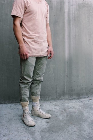 Hellbeige hohe Sneakers kombinieren – 234 Herren Outfits: Vereinigen Sie ein rosa T-Shirt mit einem Rundhalsausschnitt mit einer mintgrünen Chinohose für einen bequemen Alltags-Look. Fühlen Sie sich mutig? Entscheiden Sie sich für hellbeige hohe Sneakers.