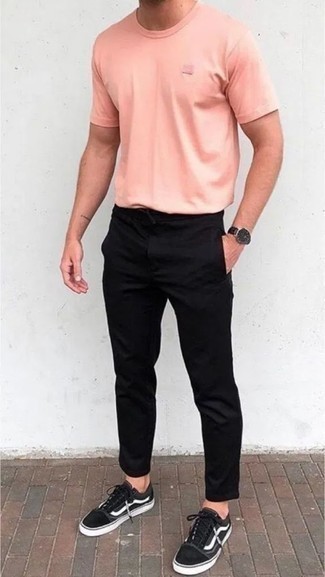 Welche niedrige Sneakers mit rosa T-Shirts mit einem Rundhalsausschnitt zu tragen – 55 Herren Outfits heiß Wetter: Kombinieren Sie ein rosa T-Shirt mit einem Rundhalsausschnitt mit einer schwarzen Chinohose, um einen lockeren, aber dennoch stylischen Look zu erhalten. Niedrige Sneakers sind eine gute Wahl, um dieses Outfit zu vervollständigen.