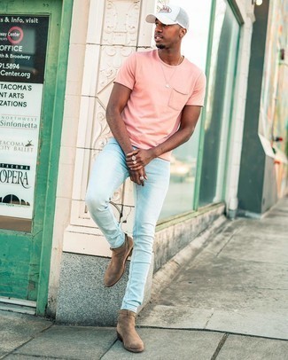 Welche enge Jeans mit dunkelbrauner Chelsea Boots zu tragen – 10 Casual Sommer Herren Outfits: Kombinieren Sie ein rosa T-Shirt mit einem Rundhalsausschnitt mit engen Jeans für einen entspannten Wochenend-Look. Komplettieren Sie Ihr Outfit mit dunkelbraunen Chelsea Boots, um Ihr Modebewusstsein zu zeigen. Ein trendiger Look für den Sommer.