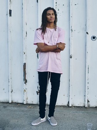 Teenager: Welche Slip-On Sneakers mit schwarzer Jeans zu tragen – 3 Herren Outfits: Entscheiden Sie sich für ein rosa T-Shirt mit einem Rundhalsausschnitt und schwarzen Jeans für einen entspannten Wochenend-Look. Entscheiden Sie sich für Slip-On Sneakers, um Ihr Modebewusstsein zu zeigen.