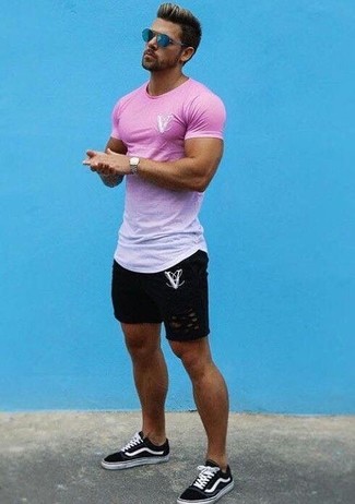 Shorts mit Destroyed-Effekten kombinieren – 122 Sommer Herren Outfits: Kombinieren Sie ein rosa T-Shirt mit einem Rundhalsausschnitt mit Shorts mit Destroyed-Effekten für einen entspannten Wochenend-Look. Schwarze und weiße Segeltuch niedrige Sneakers putzen umgehend selbst den bequemsten Look heraus. Mehr braucht ein Sommer-Outfit nicht!