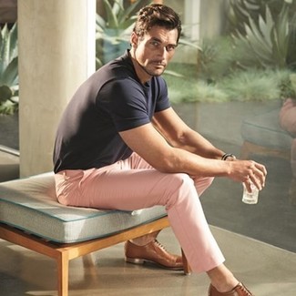 Elegante heiß Wetter Outfits Herren 2024: Die modische Kombination aus einem schwarzen T-Shirt mit einem Rundhalsausschnitt und einer rosa Anzughose ist perfekt für einen Tag im Büro. Putzen Sie Ihr Outfit mit beige leder oxford schuhen.