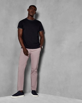 Rosa Chinohose kombinieren – 75 Sommer Herren Outfits: Kombinieren Sie ein schwarzes T-Shirt mit einem Rundhalsausschnitt mit einer rosa Chinohose für einen bequemen Alltags-Look. Dunkelblaue Wildleder niedrige Sneakers sind eine ideale Wahl, um dieses Outfit zu vervollständigen. Ein schönes Outfit für den Sommer.