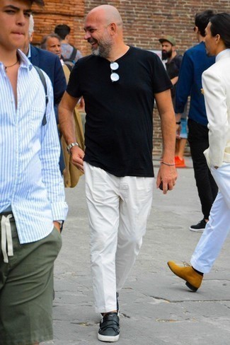 40 Jährige: Schuhe kombinieren – 500+ Casual Sommer Herren Outfits: Kombinieren Sie ein schwarzes T-Shirt mit einem Rundhalsausschnitt mit einer weißen Chinohose für ein großartiges Wochenend-Outfit. Ergänzen Sie Ihr Look mit schwarzen Leder niedrigen Sneakers. Dieses Outfit eignet sich hervorragend für den Sommer.