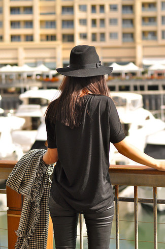 Schwarzen und weißen Schal kombinieren – 243 Damen Outfits: Mit dieser Kombination aus einem schwarzen T-Shirt mit einem Rundhalsausschnitt und einem schwarzen und weißen Schal werden Sie die optimale Balance zwischen einfachem Casual-Look und modischem Aussehen erreichen.