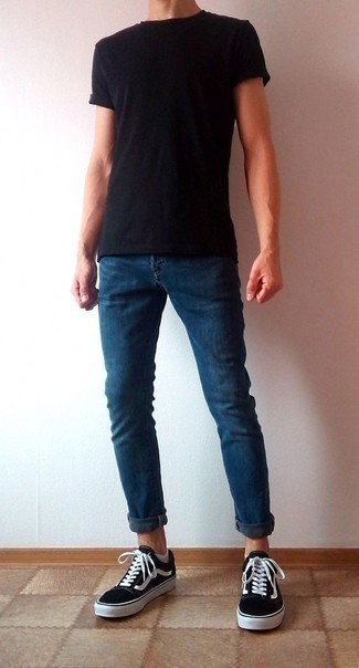 Welche Jeans mit schwarzer niedriger Sneakers zu tragen – 347 Sommer Herren Outfits: Ein schwarzes T-Shirt mit einem Rundhalsausschnitt und Jeans sind eine perfekte Wochenend-Kombination. Vervollständigen Sie Ihr Look mit schwarzen niedrigen Sneakers. Ein super Sommer-Look.