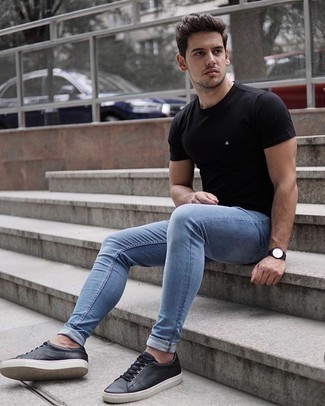 Hellblaue enge Jeans kombinieren – 48 Herren Outfits heiß Wetter: Entscheiden Sie sich für Komfort in einem schwarzen T-Shirt mit einem Rundhalsausschnitt und hellblauen engen Jeans. Schwarze Leder niedrige Sneakers putzen umgehend selbst den bequemsten Look heraus.