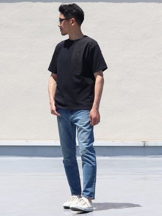 40 Jährige: Jeans kombinieren – 38 Lässige Sommer Herren Outfits: Entscheiden Sie sich für ein schwarzes T-Shirt mit einem Rundhalsausschnitt und Jeans für einen entspannten Wochenend-Look. Ergänzen Sie Ihr Look mit hellbeige Segeltuch niedrigen Sneakers. Dieser Look ist perfekt für den Sommer.