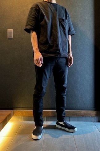 schwarzes T-Shirt mit einem Rundhalsausschnitt, schwarze Jeans, schwarze Slip-On Sneakers aus Segeltuch, weiße Socken für Herren