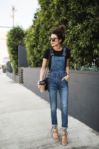 Blaue Jeanshose kombinieren – 113 Damen Outfits: Ein schwarzes T-Shirt mit einem Rundhalsausschnitt und eine blaue Jeanshose sind Alltags-Must-Haves, die Ihrer Garderobe Vielseitigkeit verleihen. Vervollständigen Sie Ihr Look mit grauen Wildleder Sandaletten.