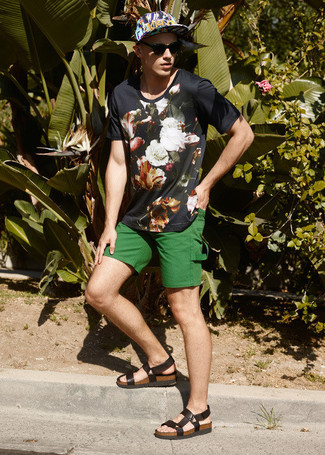 Grüne Shorts kombinieren – 63 Herren Outfits: Ein schwarzes T-Shirt mit einem Rundhalsausschnitt mit Blumenmuster und grüne Shorts sind eine ideale Outfit-Formel für Ihre Sammlung. Dunkelbraune Ledersandalen verleihen einem klassischen Look eine neue Dimension.