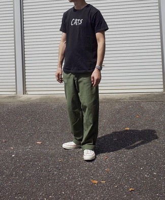 schwarzes und weißes bedrucktes T-Shirt mit einem Rundhalsausschnitt, olivgrüne Chinohose, weiße Segeltuch niedrige Sneakers, silberne Uhr für Herren