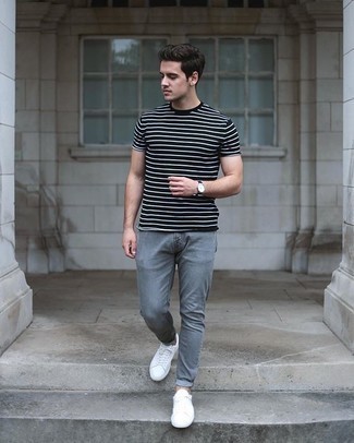 Graue enge Jeans kombinieren – 489 Herren Outfits: Ein schwarzes und weißes horizontal gestreiftes T-Shirt mit einem Rundhalsausschnitt und graue enge Jeans sind das Outfit Ihrer Wahl für faule Tage. Weiße Segeltuch niedrige Sneakers sind eine einfache Möglichkeit, Ihren Look aufzuwerten.