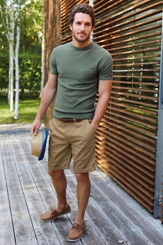 Dunkelgrünes T-Shirt mit einem Rundhalsausschnitt kombinieren – 488 Herren Outfits: Kombinieren Sie ein dunkelgrünes T-Shirt mit einem Rundhalsausschnitt mit beige Shorts, um einen lockeren, aber dennoch stylischen Look zu erhalten. Ergänzen Sie Ihr Outfit mit beige Leder Bootsschuhen, um Ihr Modebewusstsein zu zeigen.