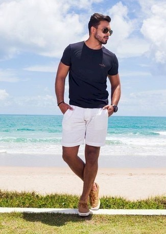 Weiße Shorts kombinieren – 553+ Herren Outfits: Erwägen Sie das Tragen von einem dunkelblauen T-Shirt mit einem Rundhalsausschnitt und weißen Shorts für ein Alltagsoutfit, das Charakter und Persönlichkeit ausstrahlt. Fühlen Sie sich mutig? Entscheiden Sie sich für beige Segeltuch Bootsschuhe.