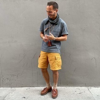 Senf Shorts kombinieren – 133 Herren Outfits: Entscheiden Sie sich für ein graues T-Shirt mit einem Rundhalsausschnitt und senf Shorts für ein sonntägliches Mittagessen mit Freunden. Wählen Sie braunen Chukka-Stiefel aus Leder, um Ihr Modebewusstsein zu zeigen.
