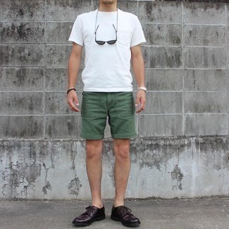 weißes T-Shirt mit einem Rundhalsausschnitt, olivgrüne Shorts, dunkelrote Leder Derby Schuhe, olivgrüne Sonnenbrille für Herren