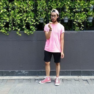 Teenager: Turnschuhe kombinieren – 500+ Sommer Herren Outfits: Paaren Sie ein rosa T-Shirt mit einem Rundhalsausschnitt mit schwarzen Shorts für ein Alltagsoutfit, das Charakter und Persönlichkeit ausstrahlt. Suchen Sie nach leichtem Schuhwerk? Wählen Sie Turnschuhe für den Tag. Schon haben wir ein super Look im Sommer.