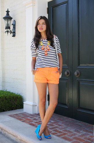 weißes und schwarzes horizontal gestreiftes T-Shirt mit einem Rundhalsausschnitt, orange Shorts, blaue Keilpumps aus Leder, weiße Leder Umhängetasche für Damen