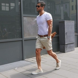 weißes T-Shirt mit einem Rundhalsausschnitt, hellbeige Shorts, hellbeige Leinenschuhe, dunkelbrauner Ledergürtel für Herren