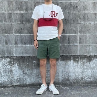 weißes und rotes bedrucktes T-Shirt mit einem Rundhalsausschnitt, dunkelgrüne Shorts, weiße Segeltuch niedrige Sneakers, dunkelbraune Sonnenbrille für Herren