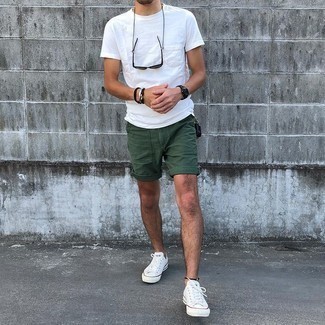 weißes T-Shirt mit einem Rundhalsausschnitt, dunkelgrüne Shorts, weiße Segeltuch niedrige Sneakers, dunkelgraue Sonnenbrille für Herren