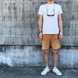 weißes T-Shirt mit einem Rundhalsausschnitt, beige Shorts, weiße Segeltuch niedrige Sneakers, dunkelgraue Sonnenbrille für Herren