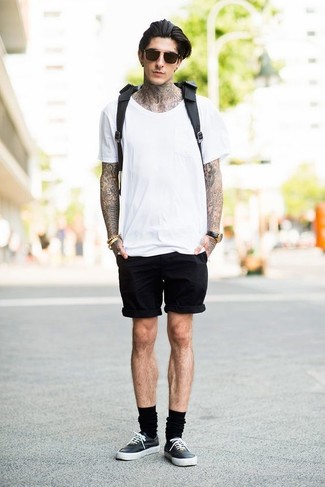 Schwarze niedrige Sneakers kombinieren – 500+ Sommer Herren Outfits: Vereinigen Sie ein weißes T-Shirt mit einem Rundhalsausschnitt mit schwarzen Shorts, um mühelos alles zu meistern, was auch immer der Tag bringen mag. Schwarze niedrige Sneakers sind eine kluge Wahl, um dieses Outfit zu vervollständigen. Dieser Look ist ein perfektes Sommer-Outfit.