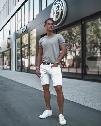 30 Jährige: Grauen Gürtel kombinieren – 10 Herren Outfits heiß Wetter: Kombinieren Sie ein graues T-Shirt mit einem Rundhalsausschnitt mit einem grauen Gürtel für einen entspannten Wochenend-Look. Fühlen Sie sich ideenreich? Komplettieren Sie Ihr Outfit mit weißen Leder niedrigen Sneakers.