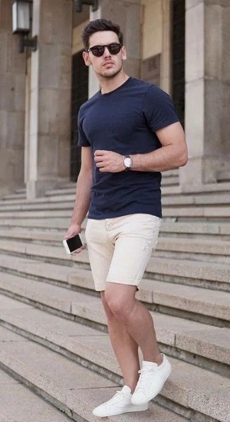 dunkelblaues T-Shirt mit einem Rundhalsausschnitt, weiße Shorts, weiße Segeltuch niedrige Sneakers, dunkelbraune Sonnenbrille für Herren
