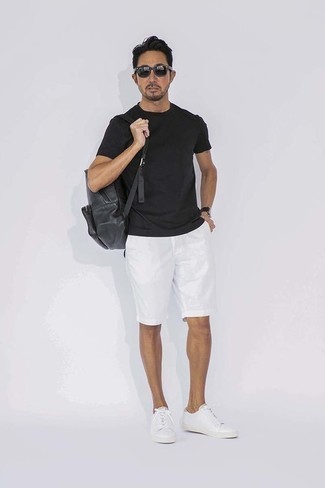 Weiße Shorts kombinieren – 553+ Herren Outfits: Erwägen Sie das Tragen von einem schwarzen T-Shirt mit einem Rundhalsausschnitt und weißen Shorts für einen bequemen Alltags-Look. Weiße Leder niedrige Sneakers sind eine kluge Wahl, um dieses Outfit zu vervollständigen.