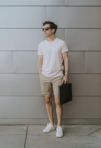 Dunkelgrüne Sonnenbrille kombinieren – 90 Casual Herren Outfits heiß Wetter: Für ein bequemes Couch-Outfit, kombinieren Sie ein weißes T-Shirt mit einem Rundhalsausschnitt mit einer dunkelgrünen Sonnenbrille. Wählen Sie weißen Segeltuch niedrige Sneakers, um Ihr Modebewusstsein zu zeigen.