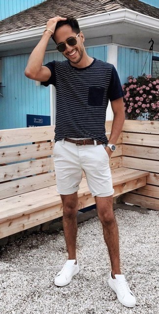 30 Jährige: Welche Shorts mit dunkelblauen und weißen T-Shirts mit einem Rundhalsausschnitt zu tragen – 58 Casual Sommer Herren Outfits: Für ein bequemes Couch-Outfit, entscheiden Sie sich für ein dunkelblaues und weißes T-Shirt mit einem Rundhalsausschnitt und Shorts. Dieses Outfit passt hervorragend zusammen mit weißen Segeltuch niedrigen Sneakers. Was für eine super Sommer-Look Idee!
