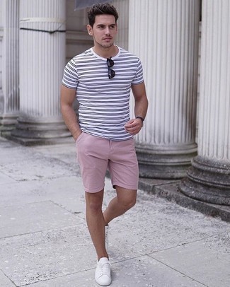 weißes und dunkelblaues horizontal gestreiftes T-Shirt mit einem Rundhalsausschnitt, rosa Shorts, weiße Segeltuch niedrige Sneakers, schwarze Sonnenbrille für Herren