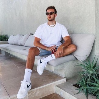 20 Jährige: Socken kombinieren – 500+ Lässige Herren Outfits: Kombinieren Sie ein weißes T-Shirt mit einem Rundhalsausschnitt mit Socken für einen entspannten Wochenend-Look. Weiße und dunkelblaue Segeltuch niedrige Sneakers sind eine einfache Möglichkeit, Ihren Look aufzuwerten.