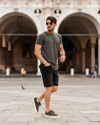 Schwarze Shorts kombinieren – 568+ Sommer Herren Outfits: Tragen Sie ein olivgrünes T-Shirt mit einem Rundhalsausschnitt und schwarzen Shorts, um mühelos alles zu meistern, was auch immer der Tag bringen mag. Braune Segeltuch niedrige Sneakers sind eine großartige Wahl, um dieses Outfit zu vervollständigen. Dieses Outfit ist ein perfekter Sommer-Look.