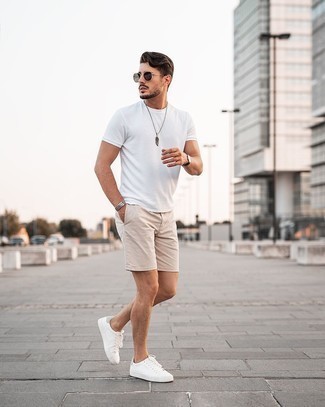 20 Jährige: Hellbeige Shorts kombinieren – 38 Casual Herren Outfits heiß Wetter: Kombinieren Sie ein weißes T-Shirt mit einem Rundhalsausschnitt mit hellbeige Shorts für einen bequemen Alltags-Look. Weiße Leder niedrige Sneakers fügen sich nahtlos in einer Vielzahl von Outfits ein.