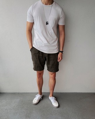 Casual heiß Wetter Outfits Herren 2024: Kombinieren Sie ein weißes T-Shirt mit einem Rundhalsausschnitt mit dunkelbraunen Shorts, um einen lockeren, aber dennoch stylischen Look zu erhalten. Weiße Segeltuch niedrige Sneakers sind eine perfekte Wahl, um dieses Outfit zu vervollständigen.